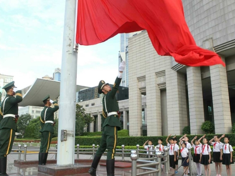 看五星红旗如何升起 复二小学给学生布置特别暑假作业