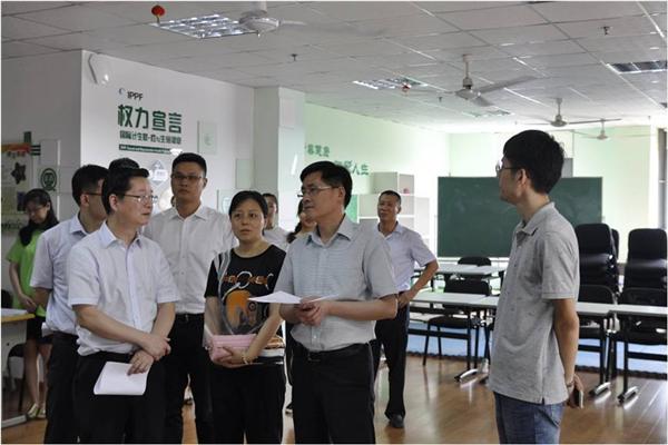 嘉定区副区长王浩走访爱心暑托班-教育频道