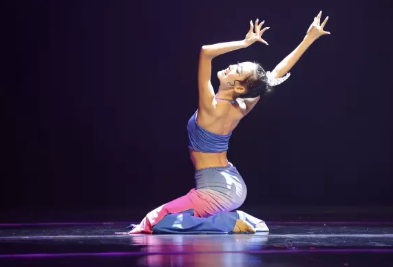 奉贤学生艺术团:上海国际舞蹈中心翩然起舞