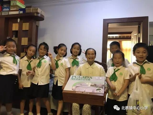 [浦东]北蔡镇中心小学:关爱老人、爱心融合北