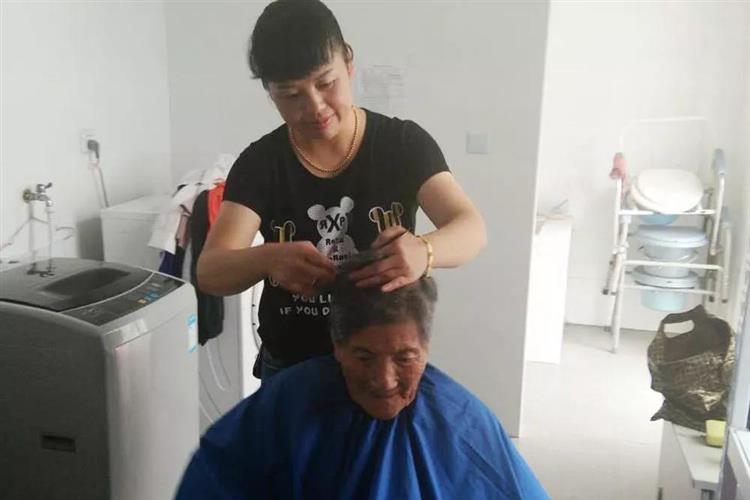 微孝关爱长辈,弘扬孝德文化,叶榭学子这样做