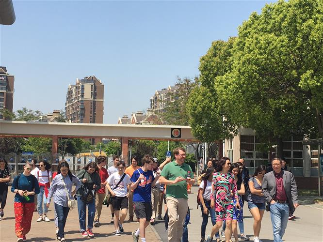 [浦东]南汇中学:有一种互动叫真亮 有一种交流叫