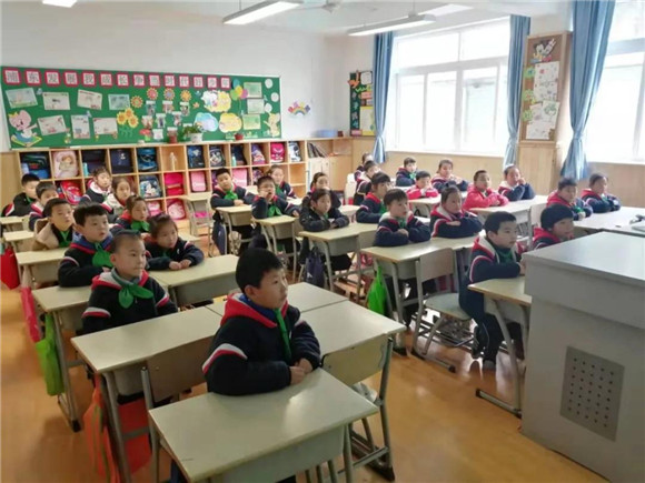 [浦东]由由小学:爱心暖由小 奉献铸精神-学校师