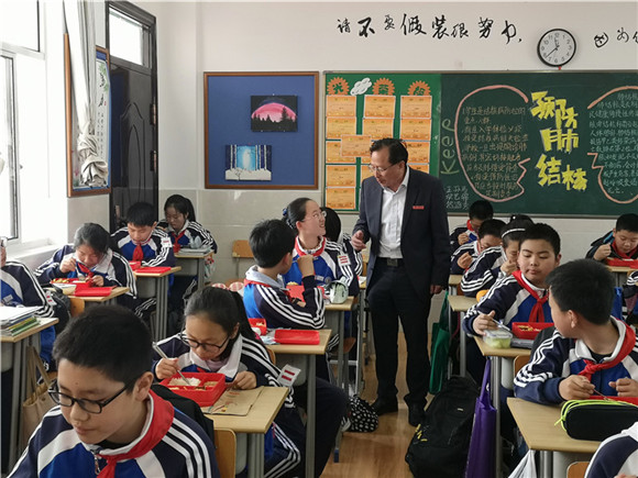 [浦东]南汇四中:认真落实陪餐制度 陪伴孩子健康