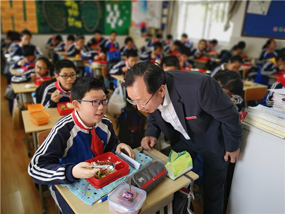 [浦东]南汇四中:认真落实陪餐制度 陪伴孩子健康