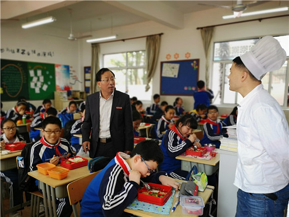 [浦东]南汇四中:认真落实陪餐制度 陪伴孩子健康