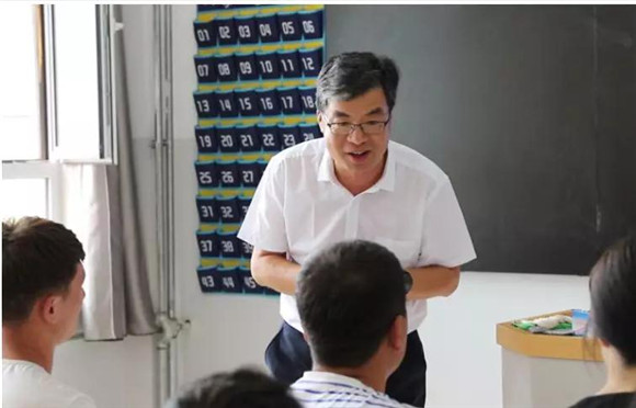 为上海建一支带不走的教师队伍!喀什对口援疆说明文初中美丽学校的图片