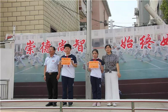 [浦东]南汇四中:崇德尚智习规范 英姿飒爽展风采