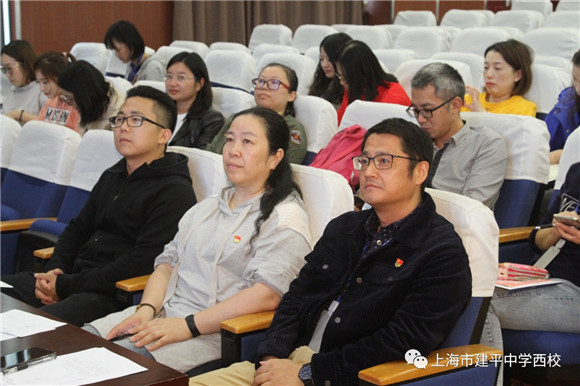 由赵之浩校长,曹建江书记和各部门负责人组成的评委团,为每一位参赛