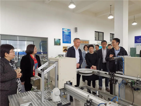 奉贤区教育局局长施文龙一行赴上海应用技术大学参观交流