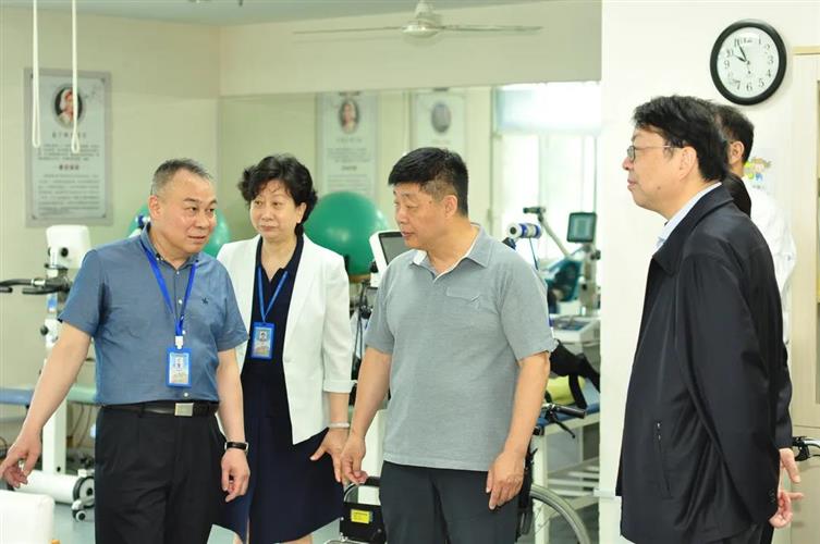 顾朝曦赴中福会养老院调研