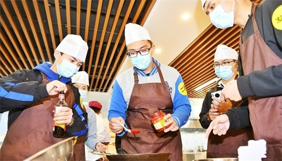 华东理工“美食与生活”课教学生体验劳动之乐
