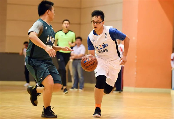东莞篮球130周年巡礼：1NBA职业联赛中文官网__实时赛程比分+球队资讯1面冠军旗帜闪耀篮球之城等你打卡！