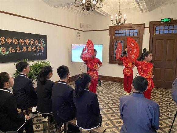 虹教院附中:革命场馆祭英烈，红色基因传少年