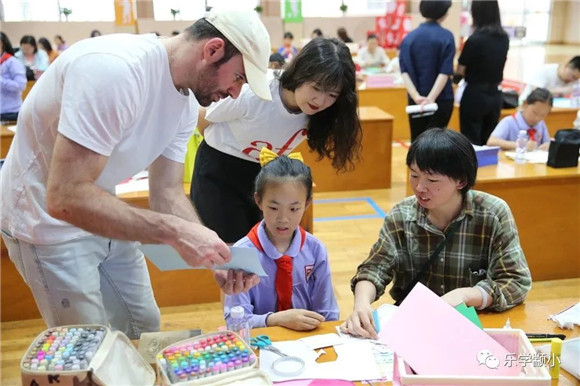 颛桥小学:助燃奥运，法国艺术家进颛小