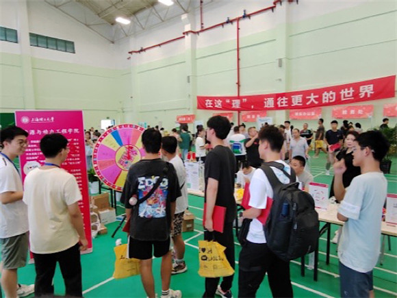 IM电竞 IM电竞官网如何正确打开你的大学生活？上理工把实验室宝贝都搬上了迎新台(图1)