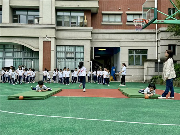 B体育官方入口市中心小学校里也能上“大体育课”这个学校有本不一样的“护眼秘籍”(图3)