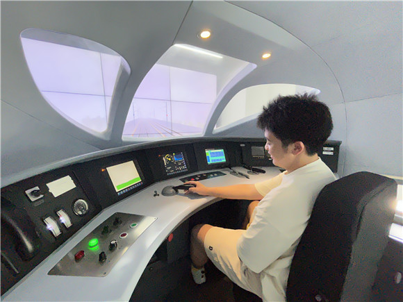 维多利亚老品牌|金鹰网站|高中生带着课题走进高铁模拟驾驶舱：从1到11也有其科研