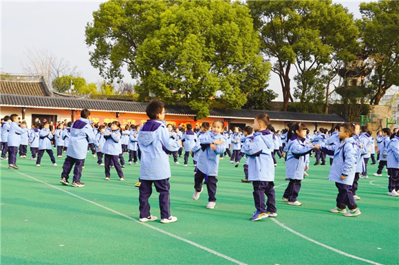 观澜小学:“伴日”相约“悦”见成长