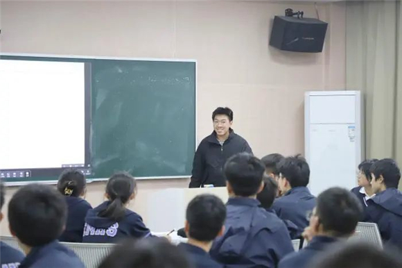 闵中东校:青春洋溢 紫薇绽放 数字转型 精准教学